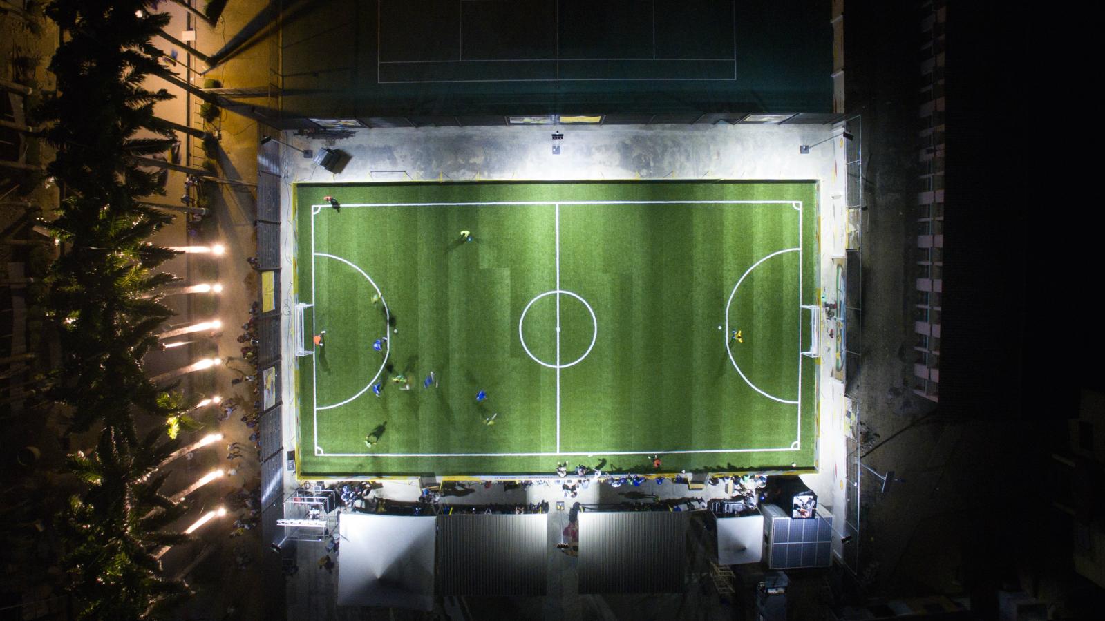 Yenilikçi futbol sahası oyuncuların hareketi ile elektrik üretiyor