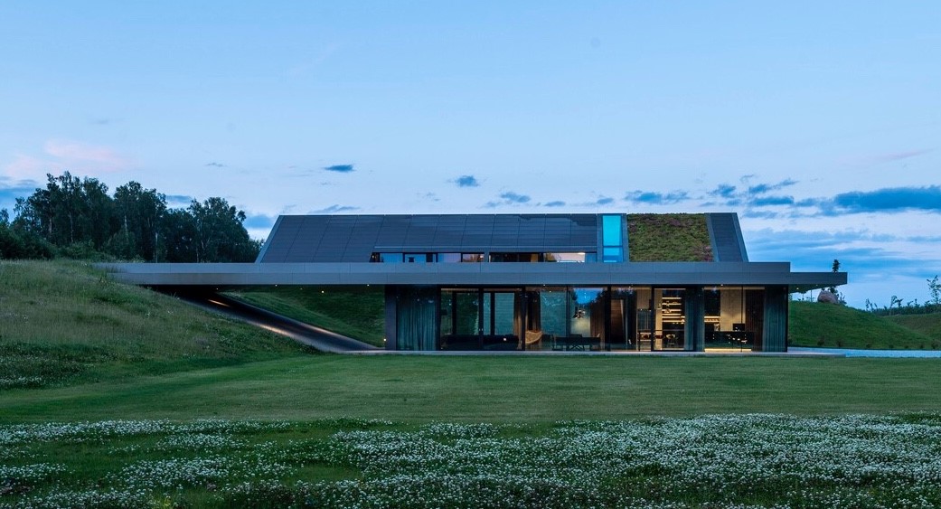 Yeşil çatılı villa çevresiyle bütünleşiyor
