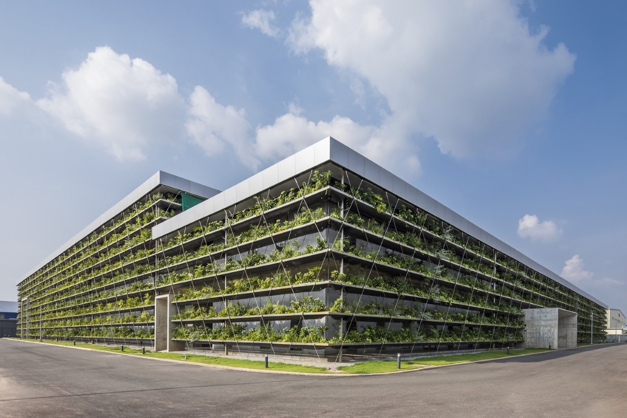 Asma bahçeli yeşil fabrika binası