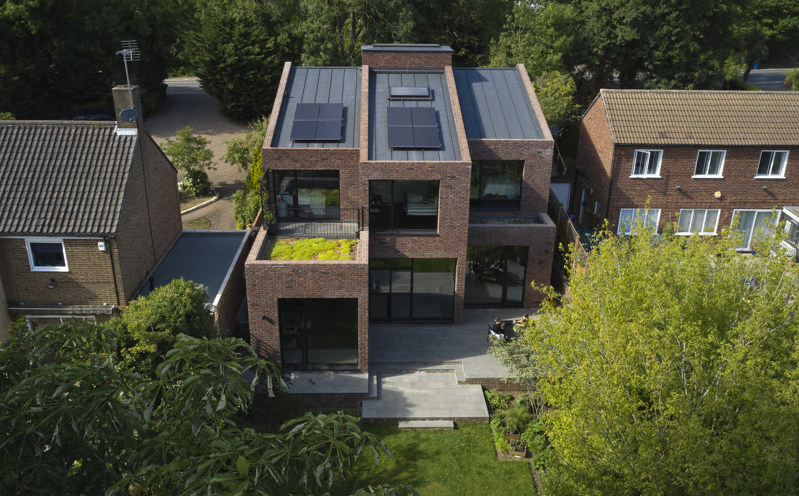 Güneş enerjili evde geleneksel ve modern mimari iç içe