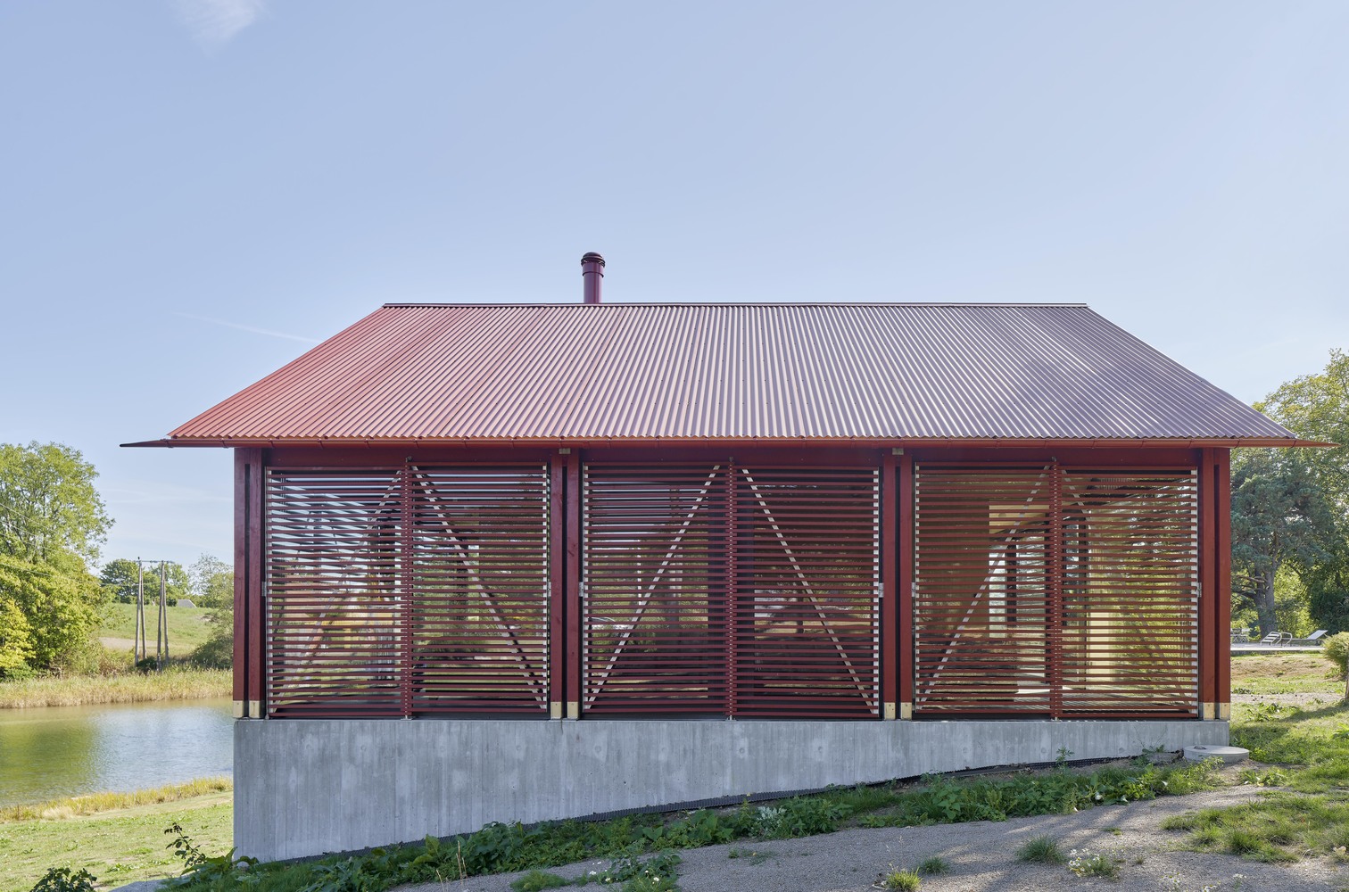 Ahşap güneş kırıcı paneller ile kaplı cam ev