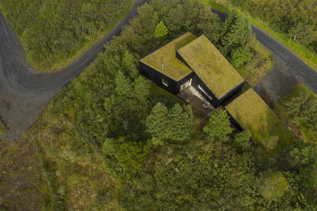 Yeşil çatılı ahşap ev