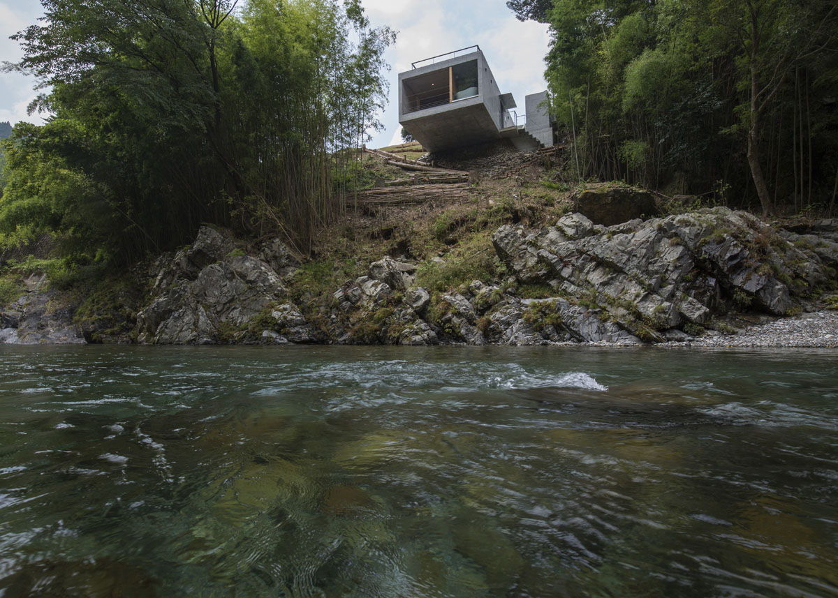 Minimalist tatil evi balıkçılık için tasarlanmış