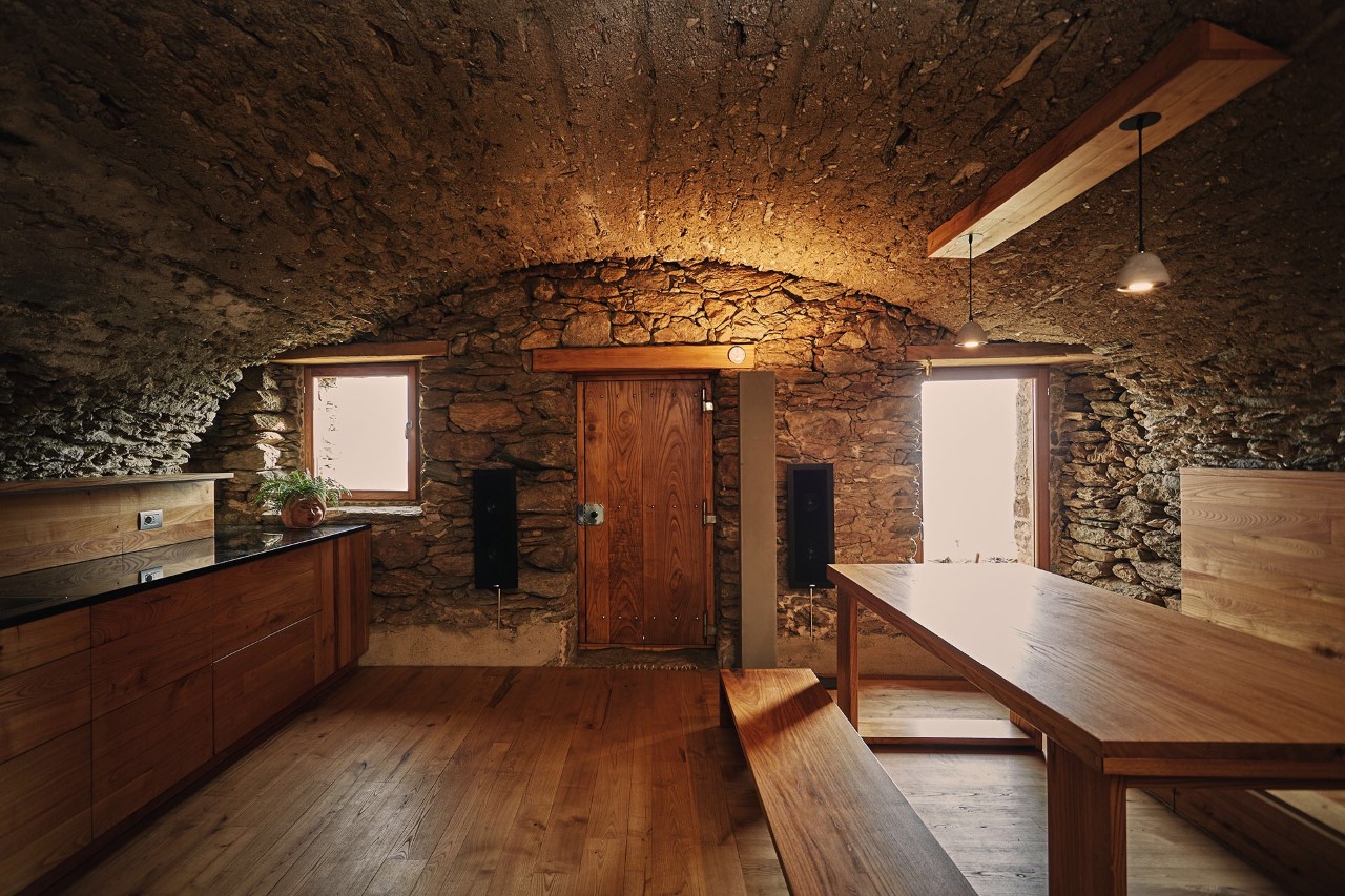 Eski taş ahır sıcak bir eve dönüştürüldü