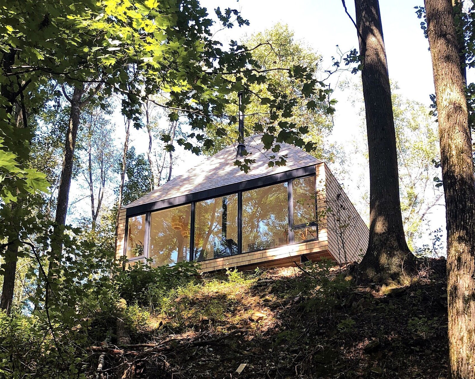 Ailesi için sürdürülebilir kır evi tasarladı ve inşa etti