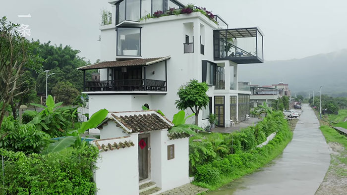 7 arkadaş emekliliklerinde birlikte yaşayacakları bu evi tasarladı