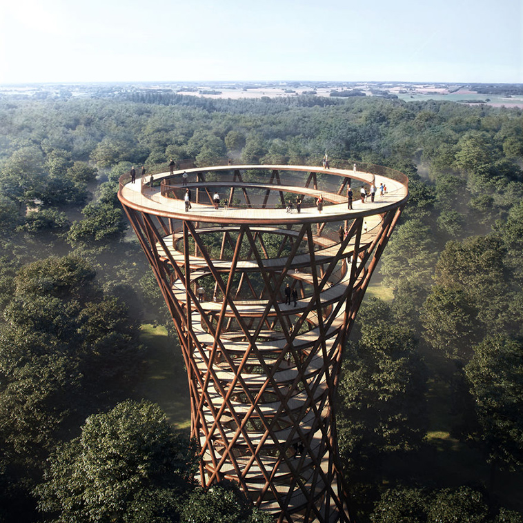 Spiral gözlem kulesi kuşbakışı orman manzarası sunuyor