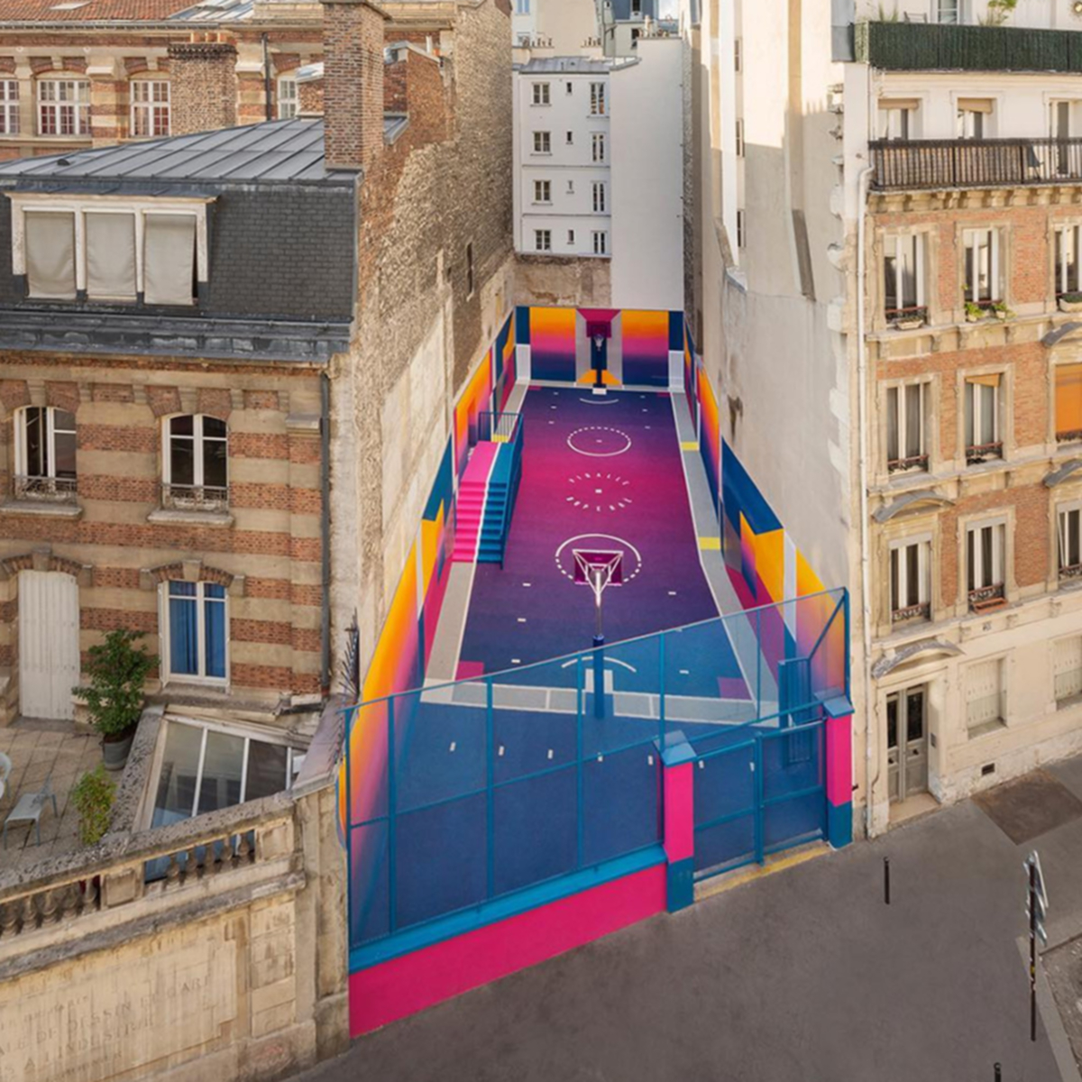 Paris’teki renkli basketbol sahası canlı renklerle güncellendi