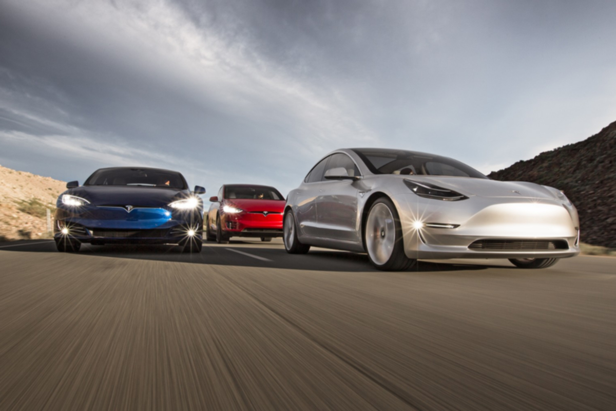 Tesla’nın yeni elektrikli otomobili “Model 3” için alınan ön siparişlerin sayısı ilk tahminlerin 3 katına çıktı