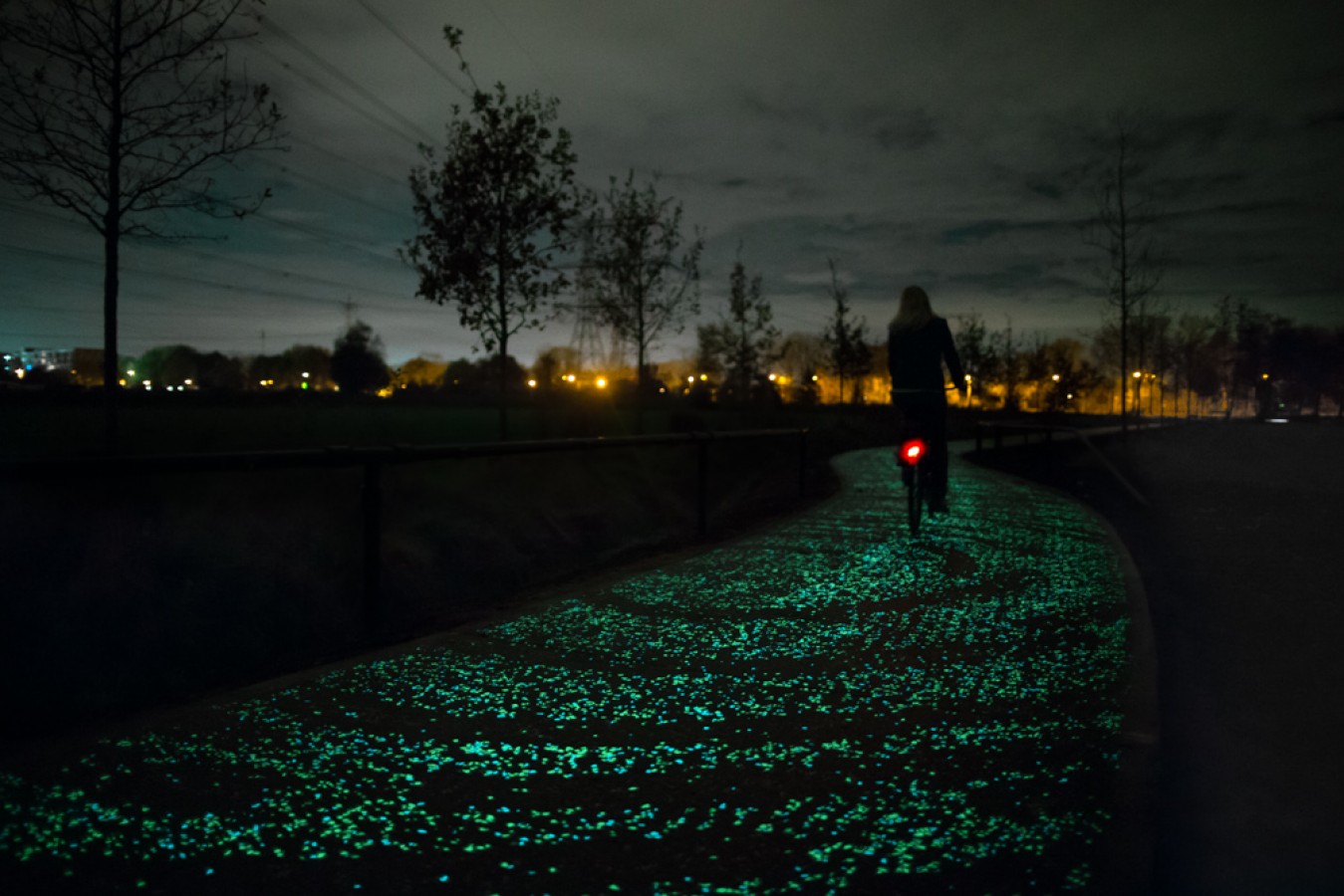Van Gogh’un Yıldızlı Gece adlı tablosundan esinlenerek ışıklandırılmış bisiklet yolu